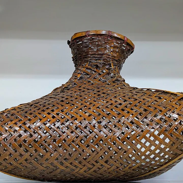 Peça artesanal em fibra trançada