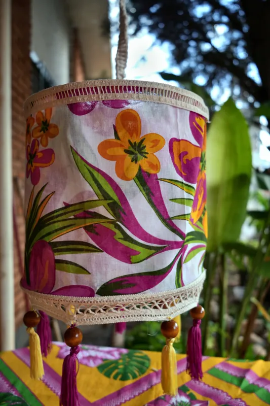 Luminária de tecido floral com franjas e contas de madeira